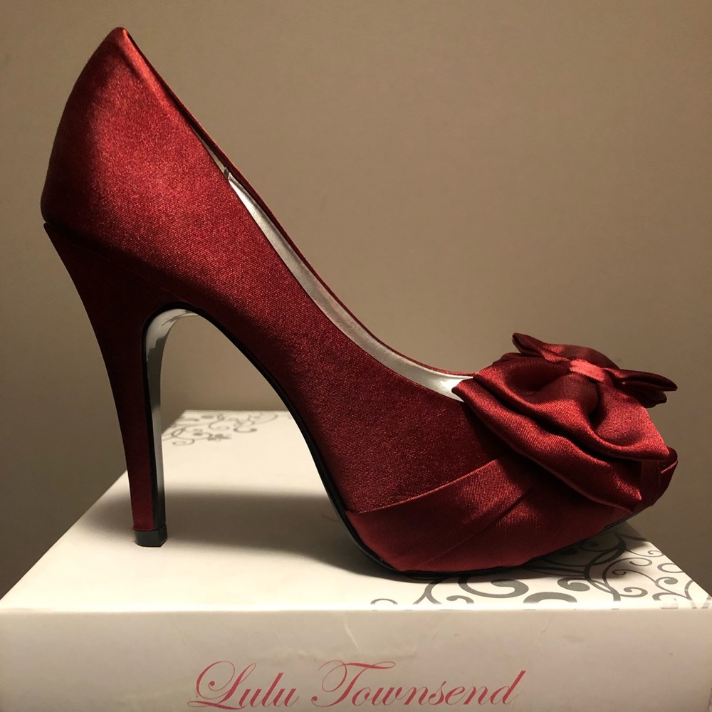 Lulu Townsend Crimson Peep Toe Pumps